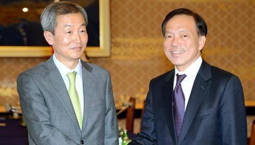 Thứ trưởng Ngoại giao Hàn Quốc Ahn Ho-Young (trái) và Thứ trưởng Ngoại giao Nhật Bản Chikao Kawai vừa chủ trì đối thoại chiến lược hai nước tại Tokyo